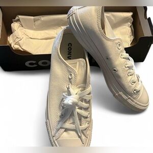 Converse white low tops Chuck Taylor, Unisex-women size 8.